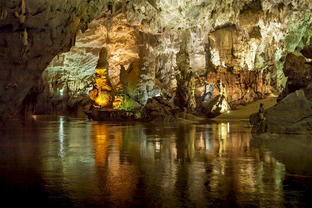 Thạch nhũ ấn tượng tại hang động